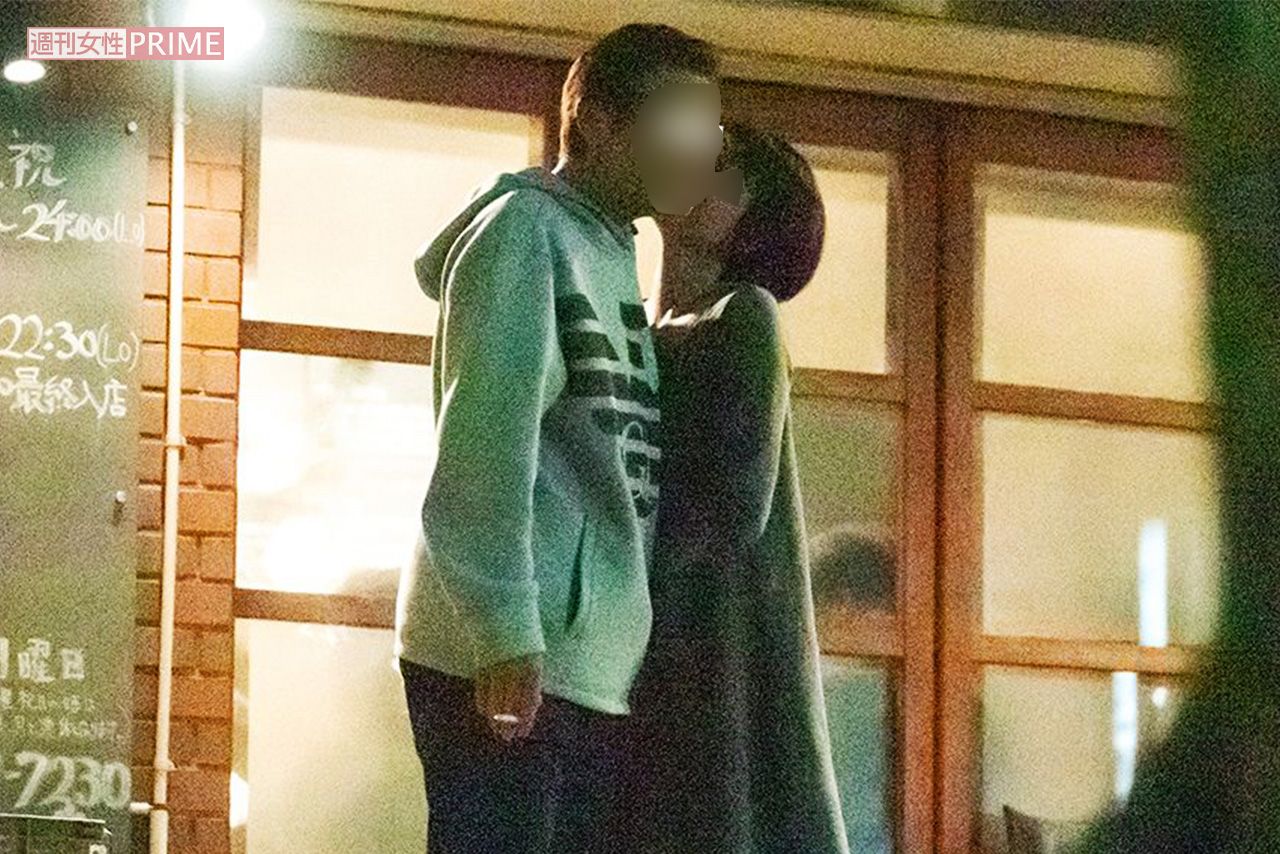 2019年、飯島直子の元夫・A氏と不倫相手のB子さんの“路チュー”を捉えた