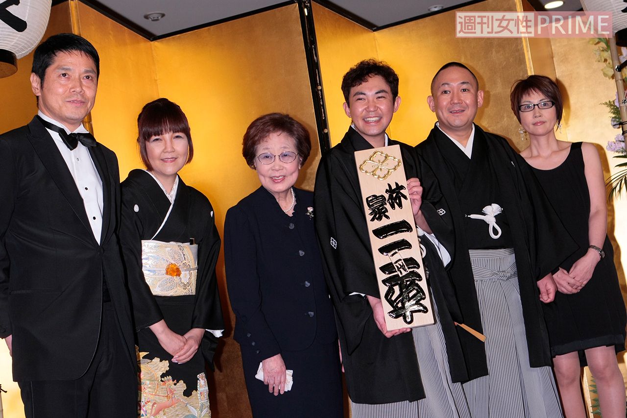 2009年に行われた林家三平襲名披露パーティーでは海老名家が勢ぞろいしていた