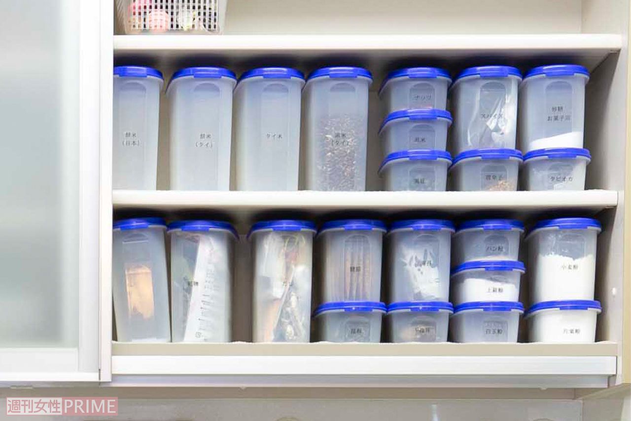 乾物やだし類、昆布は密閉容器にまとめて常温で保存。特に昆布類は冷蔵庫に保存するとカビが生えやすい。引き戸の中も7割収納が基本なので手が届きにくい場所はわざと空ける　撮影／伊藤和幸