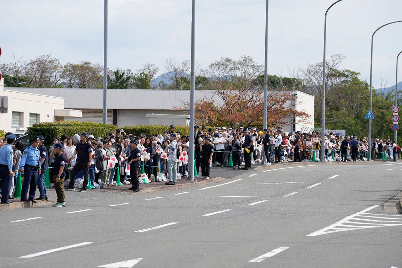 愛子さまをひと目見ようと空港には約1000人もの人々が出迎えた