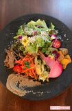 清澄白河フジマル醸造所で提供された色鮮やかな野菜のひと皿。浅野さんのアロマレッドにんじん、ピンクかぶ、エディブルフラワーなどを使っている 撮影/齋藤周造