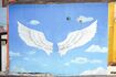 真ん中に立つと翼が生えたように映れる壁画