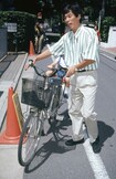 二千翔さんを自転車に乗せて父兄参観に出席する明石家さんま(1990年6月17日)