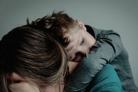 児童虐待事件は親を断罪すれば解決するのか？ “助けを求められない”親の背景