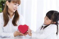 親を悩ませる性教育のお悩み「おっぱい好きでしょっちゅうモミモミしてきます」