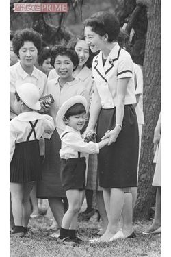 幼稚園に入ったばかりの天皇陛下と遠足へお出かけの美智子さま。昭和39（1964）年