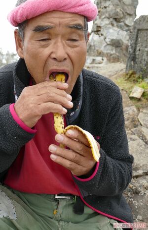 バナナは実だけでなく、皮まですべて食べる尾畠さん。「皮にも栄養、あるっちゃ」
