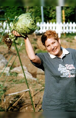 移住した熱海で畑仕事にも精が出る泉アキさん。身体を動かして忙しくしていると病気のことも忘れたという