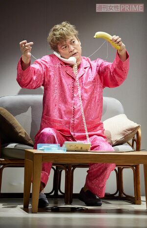 いつのまにかガウンを脱いでいる慎吾ちゃん。そのバナナはナーニ？（撮影／廣瀬靖士）