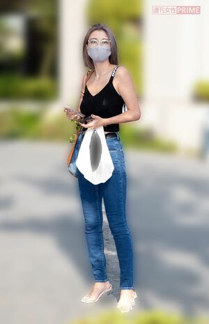 2020年9月、直撃取材に応える木下優樹菜。スタイルの良さが際立つ