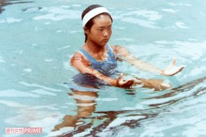 ハマスイのプールで立ち泳ぎをする真っ黒に日焼けした高松さん。中学に進学して指導する立場に