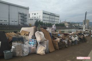 清水区・巴川が氾濫した清水銀座近辺は、道路の脇に水浸しになって使用不能になった冷蔵庫、テレビ、ベッドなどの粗大ゴミが山積になっている