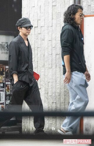 2次会会場を後にする松本（左）と小栗（右）