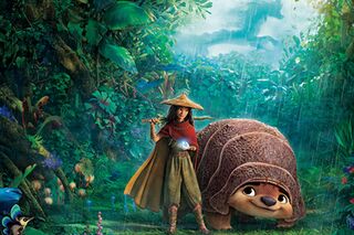 ラーヤ(左)とともに旅をする相棒は、アルマジロを彷彿とさせるトゥクトゥク。「表情とか動きとかが、とにかくかわいくて。癒されます」と、吉川　(C)2021 Disney. All Rights Reserved. (C)2021 Disney and its related entities