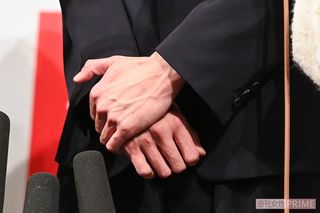 会見に臨んだ東出の手には指輪はつけられてなかった