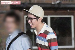 2017年7月、男性の背中を叩き、楽しげに談笑しながら店から出る村上信五