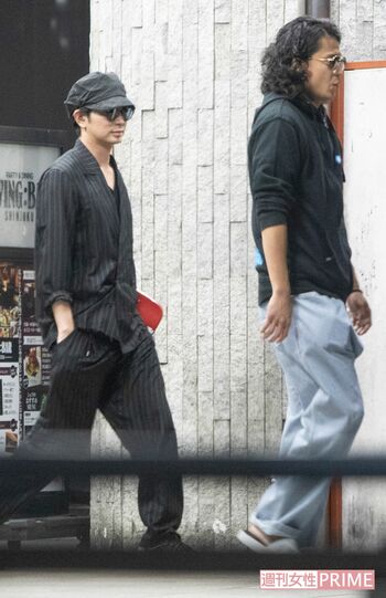 2次会会場を後にする松本（左）と小栗（右）