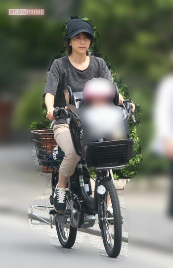 2015年6月、自転車で娘をプレスクールに送る中田敦彦の妻・福田萌