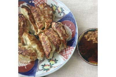 長男が経営する『小宇宙（コソラ）』の冷凍餃子。買い物もままならないので通販で購入。ビールにぴったりやわ～♪（木村さん）