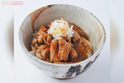 もつ煮込みはご飯に乗せてガッツリ飯もおすすめ（撮影／山田智絵）