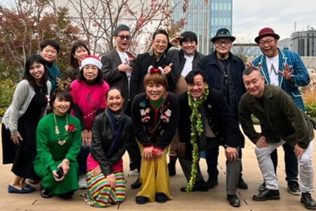 スター混成合唱団のメンバー。タレントからデザイナーまで幅広い参加者がいる