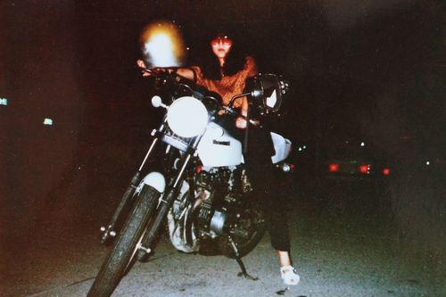 「バイクを乗り回し目立つ存在でした」と妹の憲子さんは話す