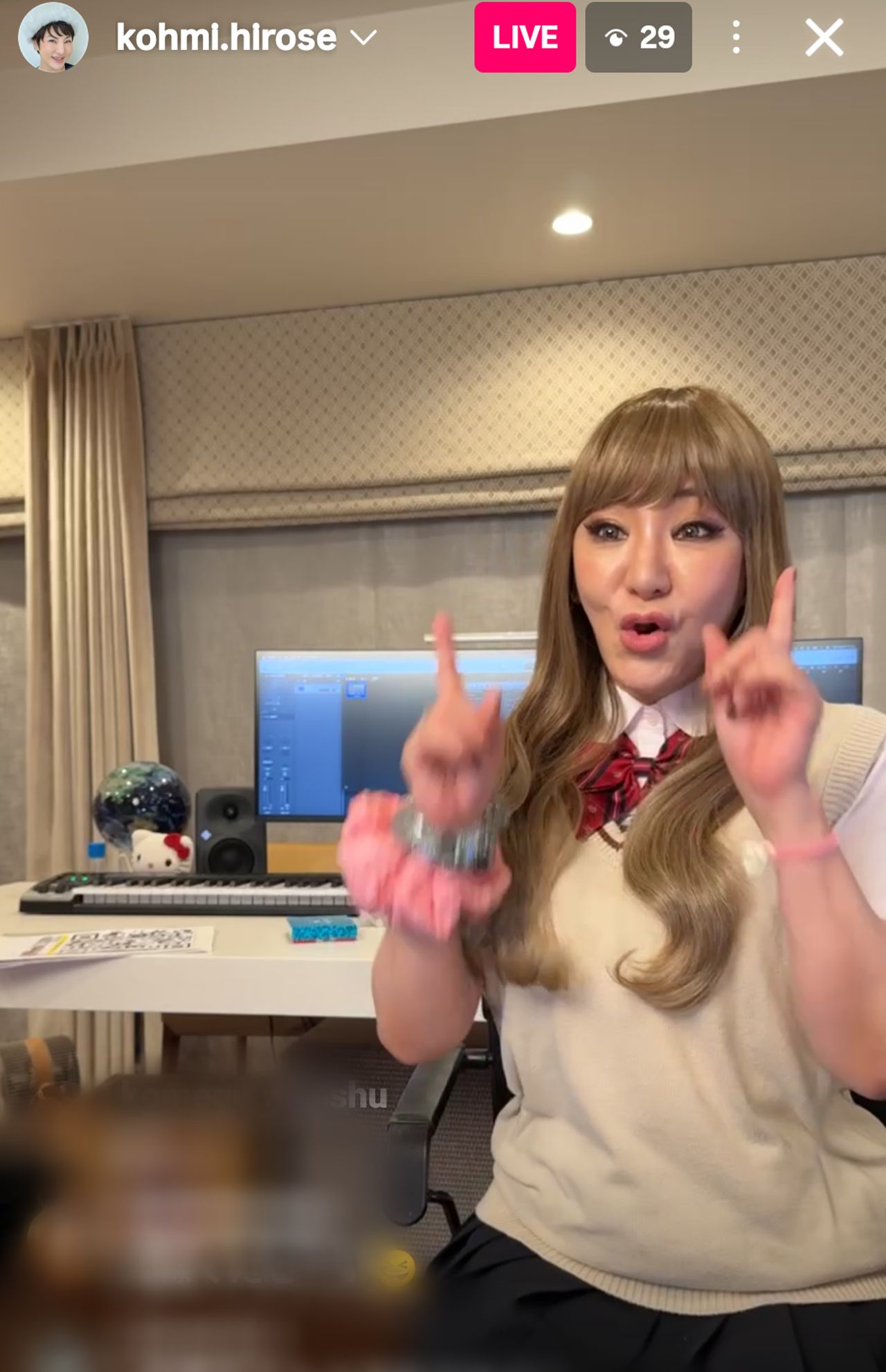 生配信でギャルに扮装し、ノリノリでスクショタイムを行う広瀬香美（公式TikTokより）