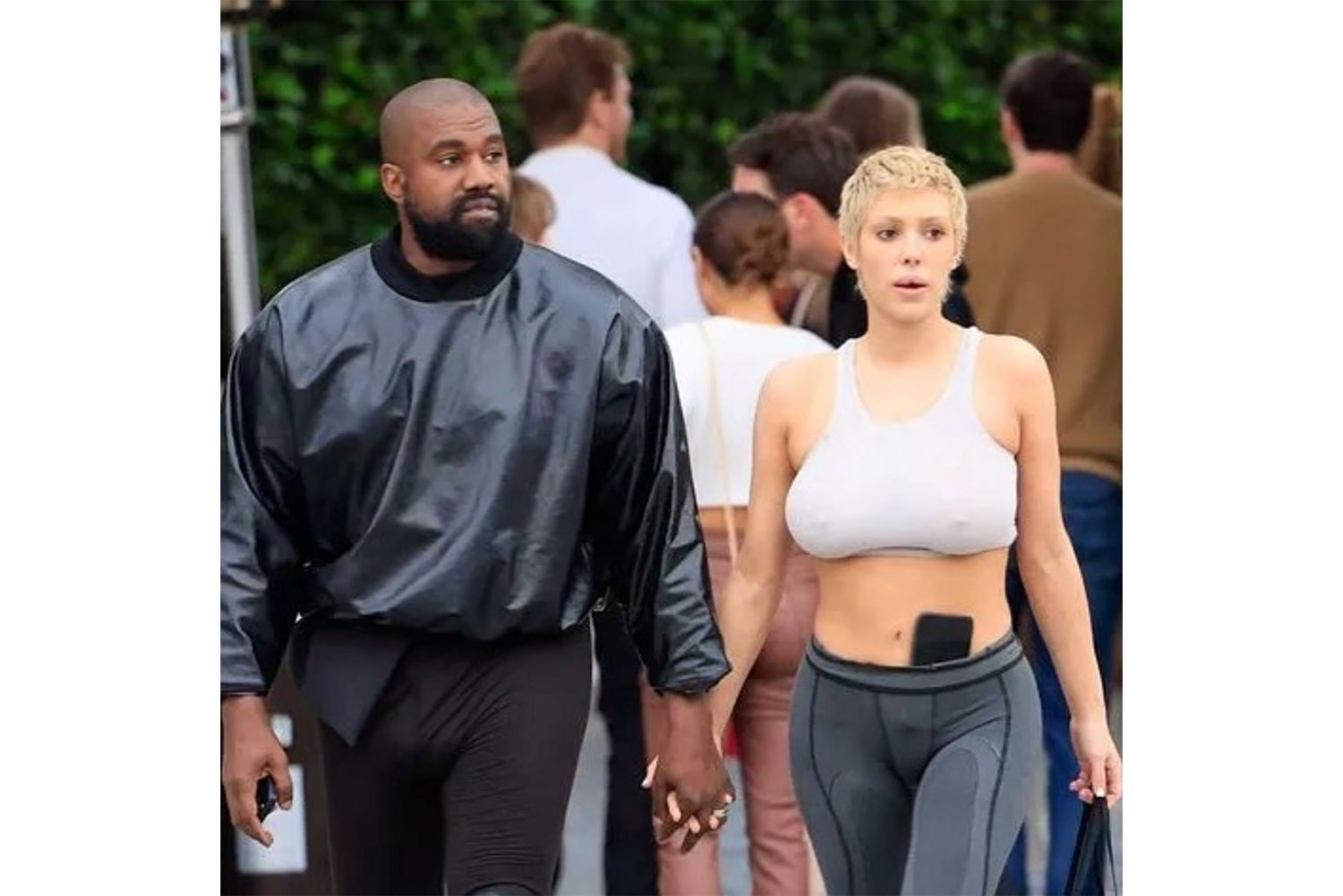 バッグを持っているがスマホをパンツウェアに挟んでいる（ビアンカ・センソリ公式インスタグラムより）