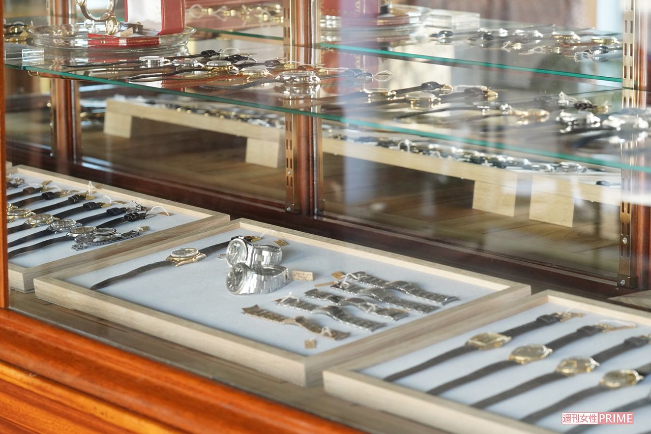 事件前のショーケースには高級時計がズラリ（江口時計店提供）