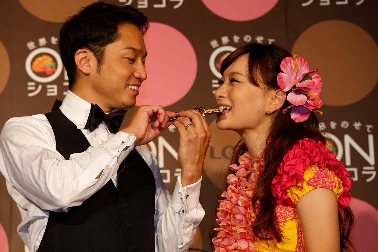 チョコレート関連イベントで、パティシエの夫・小崎陽一氏に食べさせてもらう保田圭（2013年9月）