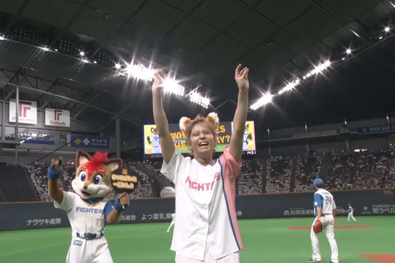 笑顔できつねダンスを踊る手越祐也(北海道日本ハムファイターズ公式YouTubeより)