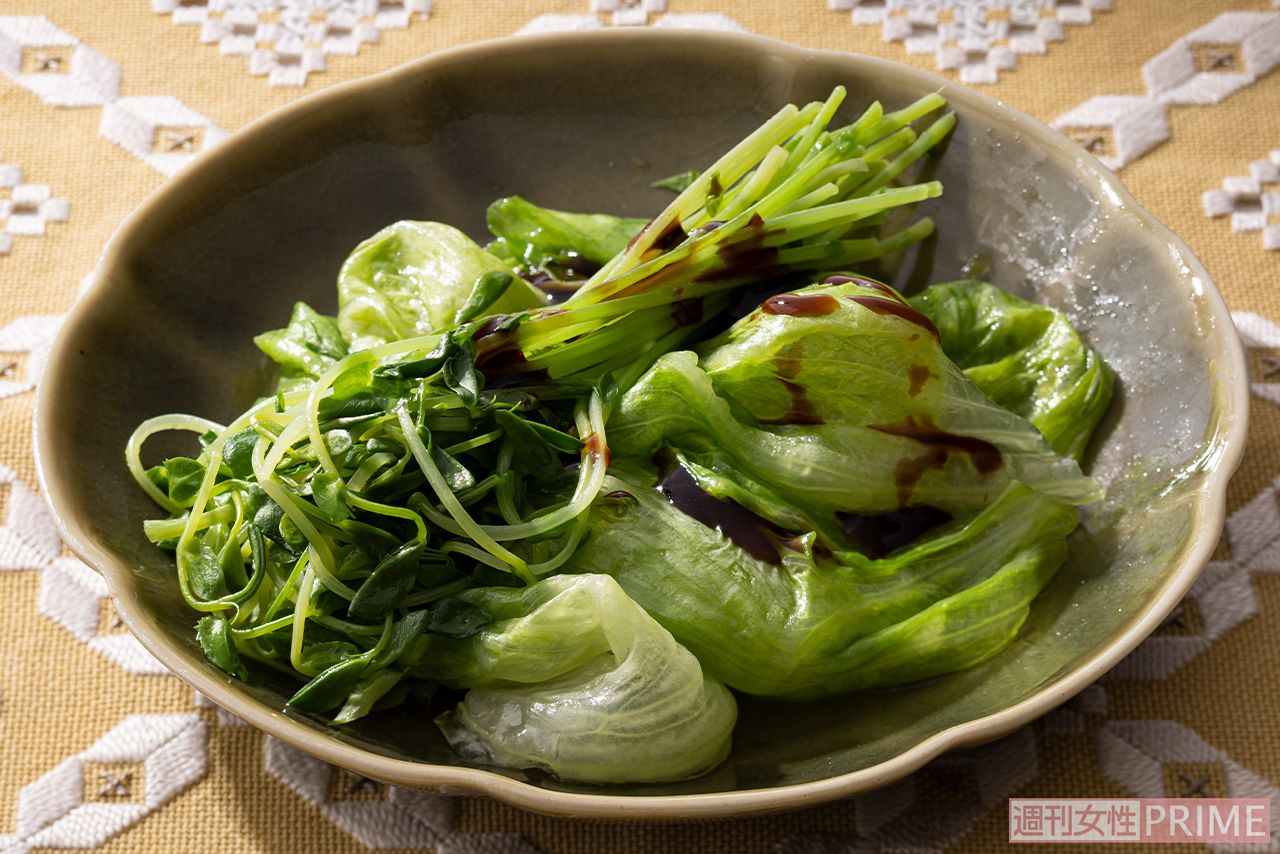 レタスと豆苗の温サラダ／80kcal（撮影／廣瀬靖士）レシピの詳細は『週刊女性』1月31日号に掲載