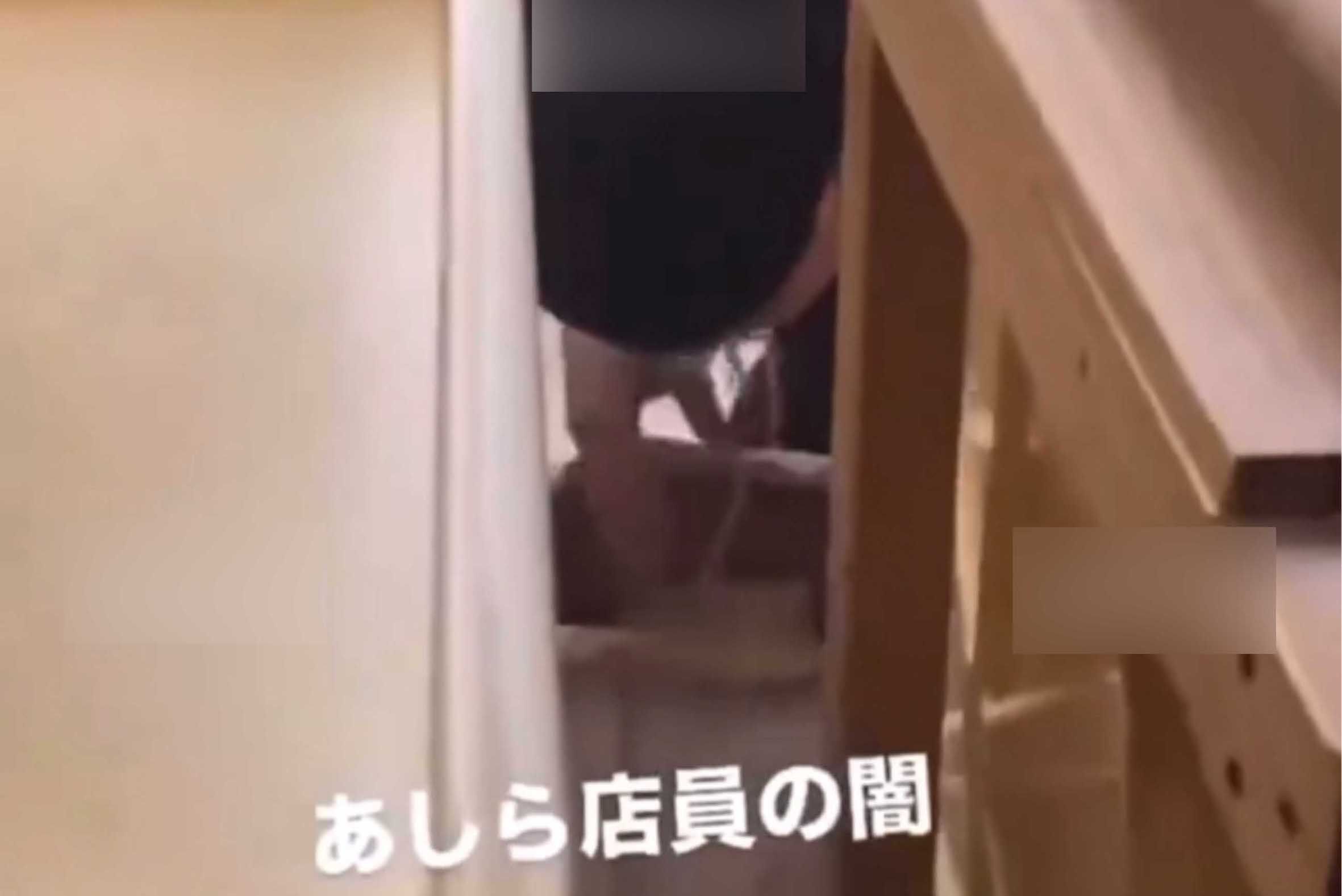 ネットで拡散されている動画。新潟県にある『荒川らーめん魂 あしら』のバックヤードと思しき場所で従業員と思われる男性が、茹でる前の麺を素手でパクパクと口に