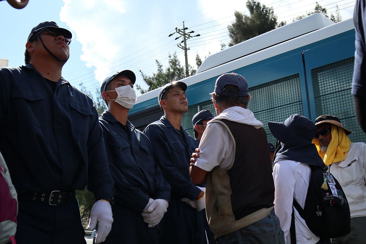 辺野古への新たな基地建設に抗議する市民の前に、機動隊が立ちはだかる
