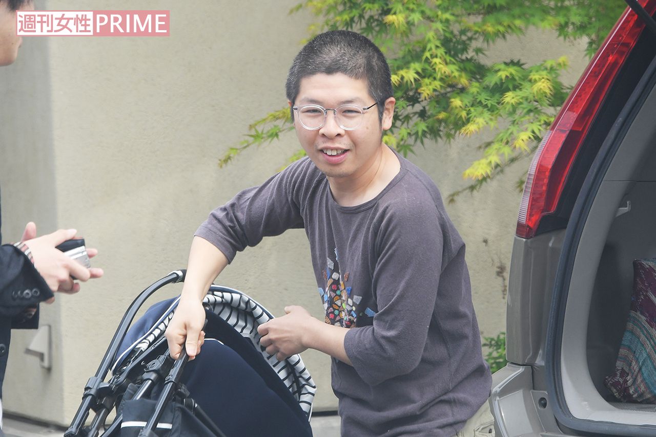 ベビーカーを車から降ろしながら、取材に応じたケミカル