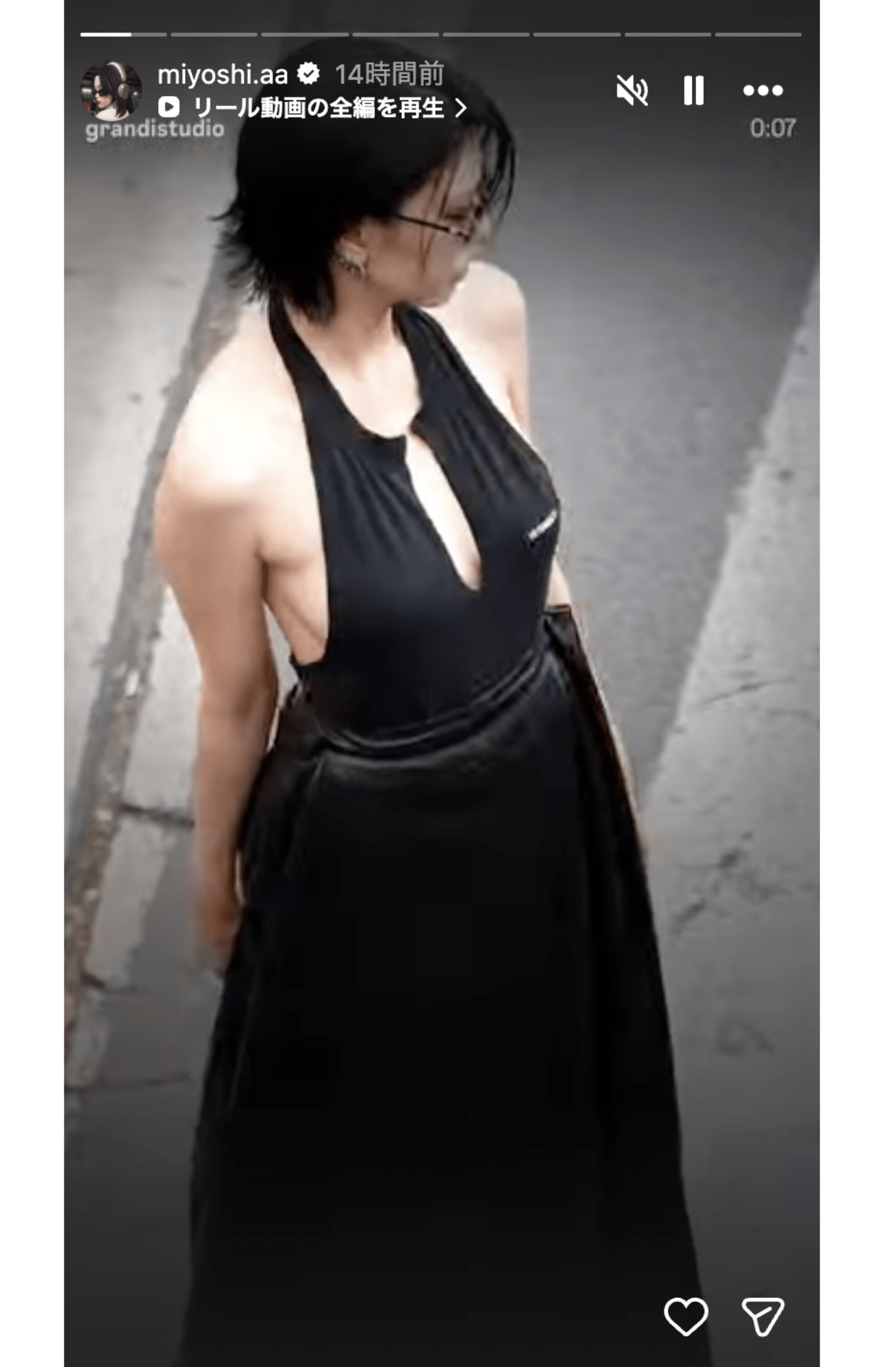 セクシーなドレス姿を披露した三吉彩花（公式インスタグラムより）