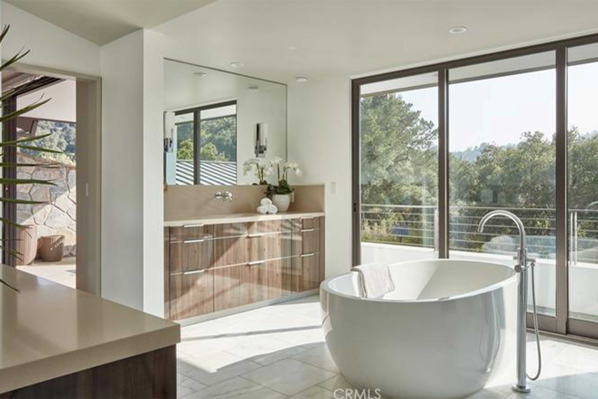 開放的なバスルーム（米・不動産チェーン『Redfin』ホームページより）