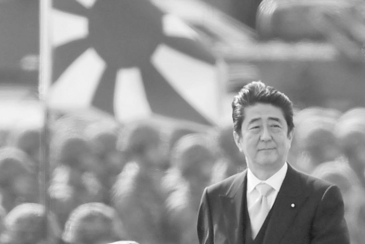 陸上自衛隊の観閲式で張り切る安倍首相