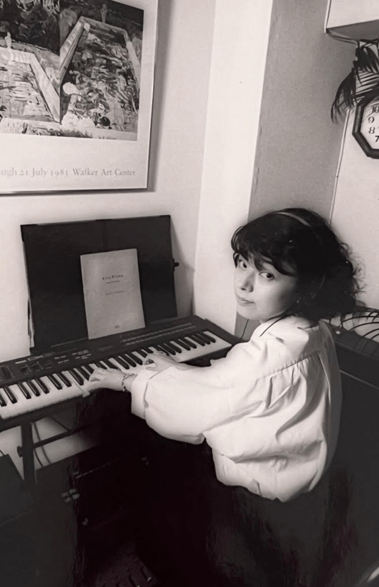 20代後半、作詞家として活躍していたころ、シンセサイザーを弾く