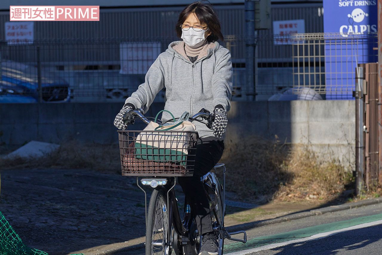 今年1月、自宅近くの幼稚園から帰宅する水野真紀。幼稚園教諭一種免許を取得している