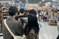 「殴ったな?」「店員も怒鳴って…」高騰するポケモンカード販売で「殴り合い」の暴動勃発、店側がとった悪…