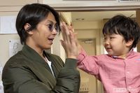 山下智久のサプライズ訪問写真を入手！ 子ども食堂で笑顔のハイタッチ