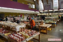 『紫波マルシェ』では、地元産の農産物や加工品を中心に多種多様な産品がそろう