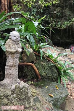 犠牲者を悼む気持ちを組み込んで、少年たちが金城さんと制作した野仏