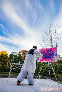 『EDOCCO』で絵を描いているところ。松井と呼応するように雲が動く　