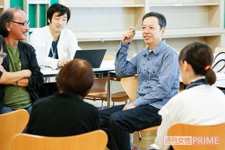 「映画は自分の好きなように撮ったらええんですよ」と話しつつも、親身なアドバイスを。よしもとが若手映画監督をバックアップする「クリエイターズ・ファクトリー 2018ワークショップ」に参加。後進育成にも積極的だ。撮影／森田晃博