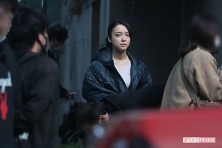 上白石萌音『記憶捜査２』のロケ現場で撮影待機