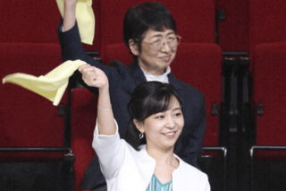 2023年7月、障害者ダンス大会でB'zの『ultra soul』に合わせてタオルを振る佳子さま