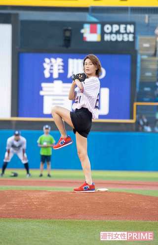 始球式では美脚を披露（'19年）　撮影／廣瀬靖士