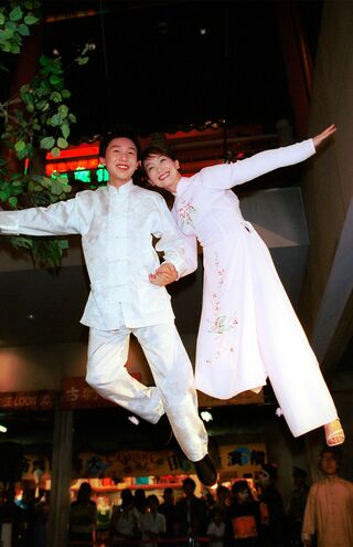 お台場のアトラクション施設でワイヤーアクション体験をするアグネス・チャンと次男の金子アレックス（'02年）